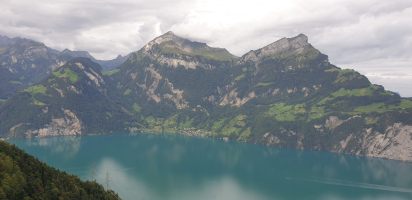 Blick aus der Cabriogondel auf die gegenüberliegende Seeseite