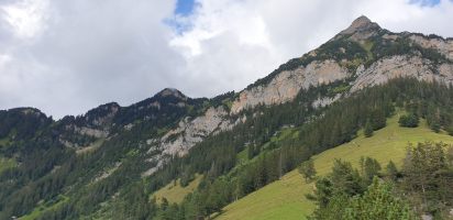 Blick zurück zum Rophaien hoch mit seinem immensen Gipfelkruez