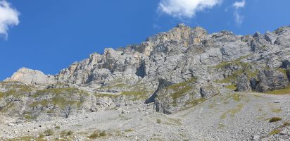 Die Südflanke mit dem Abstieg vom Alpler Tor in der Nische links der Bildmitte