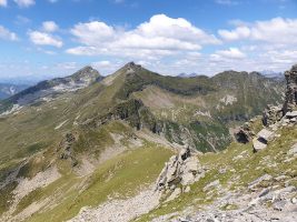 Mittig der Madón, in dessen E-Flanke der Weg fortführt, nachdem der vorgelagerte Spitz S-seitig umgangen wird. Hinten der Pizzo di Vogorno.
