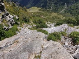 Ausgewaschene Gneissplatten über steilen Abhängen; bei Nässe extrem heikel!