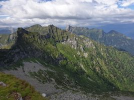 Die furchterregende E-Flanke der Scíma di Péüri, dahinter Scíma do Picóll, dahinter verdeckt Ponción di Leghítt und links der Ponción dal Vènn