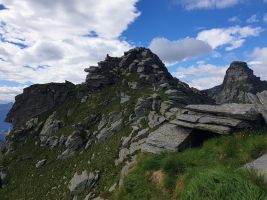 Wunderbares Gelände mit festem Fels und saftigem Gras