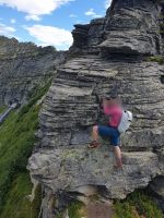 Kraxelei, mit einigen Metallbügeln versichert