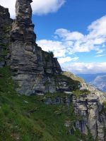 Exponierte Traverse unter dem Felsturm