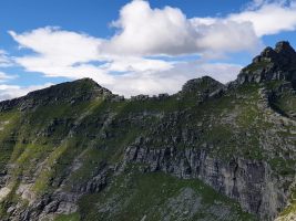 Der Verbindungsgrat zwischen Poncíon dal Vènn und Ponción di Leghítt wird S-seitig in der Flanke umgangen