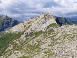 Die plattige SW-Flanke der Scíma do Precastéll kann von rechts unten nach links durchstiegen werden.