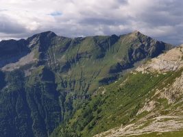 Cima di Bri und Cima Lunga; dazwischen wechselt der Weg wieder in die E-Flanke