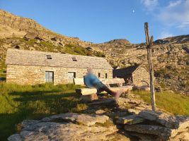 Beine strecken auf der Capanna Alpe Cornavosa