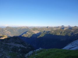 Schattiger Aufstieg zum Fuss des S-Grats der Scíma do Precastéll