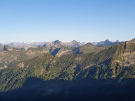 Die Gipfel der Berner Alpen sind schon lange erleuchtet.