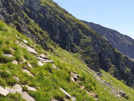 Steiler Abstieg über den Felsvorbau
