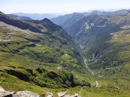 Das Val d´Agro mündet weeiit hinten bei Lavertezzo ins Val Verzasca