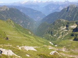 Das Val Rierna mündet ins Val d´Ambra und dann in die Leventina; dahinter die Adulaalpen
