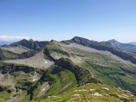 Rückblick zur Cima di Bri rechts und Cima Lunga links; dazwischen lugt der Ponción Söü hervor.