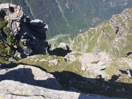 Tiefstblick von der Cima di Rierna hinunter ins hintere Val Gagnone