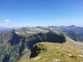 Blick zurück auf eine lange Etappe. Wir sind rchts hinter dem scharfen Zacken des Ponción Söü gestartet. Jetzt folgt "nur" noch der Abstieg zur Capanna d´Efra.