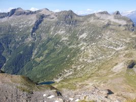 Rechts unten kann man die Hüte schon sehen; sie ist aus grauem Stein gebaut. (: