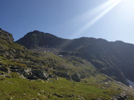 Rückblick auf den steilen Abstieg vom Sattel zwischen der Cima di Gagnone links und dem Buckel des Scaiee ganz rechts.