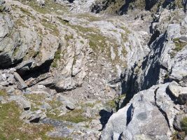 Soweit möglich ist der Weg in den Flanken des Couloirs angelegt.