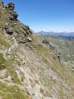 Nach dem Couloir traversiert der Weg in der Flanke Richtung Nord.