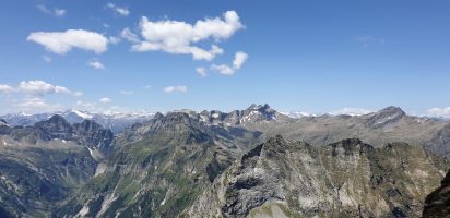 Pizzo Barone (rötlich, halb verdeckt) und Pizzo Campo Tencia & Co.