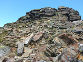 Der Aufstieg auf den Pizzo Mezzodì führt um den Gipfel herum