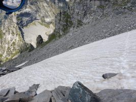 Vorsicht, das Schneefeld wird nach unten hin zunehmend steiler!