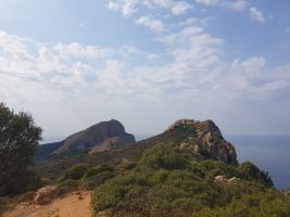 Der Weg traversiert am Fuss der voranliegenden Hügel [imgDir=W]