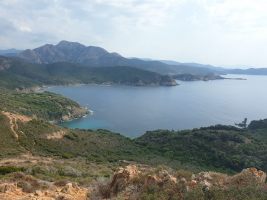 Die grosse Bucht im Süden der Halbinsel. Die Plage d`Arone liegt dahinter am Fuss des Monte Ravu (728). [imgDir=SSE]