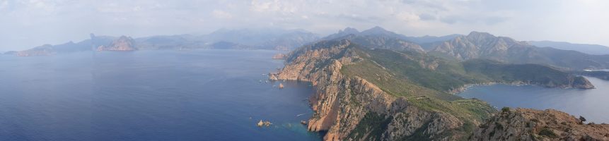 Links der Golf von Porto mit der Halbinsel Scandola ganz aussen und dem Monte Senino (618) in der Mitte. In der Verlängerung der Halbinsel Capu d`Ortu (1294)und Capu di u Vitulla (1331) [imgDir=E]