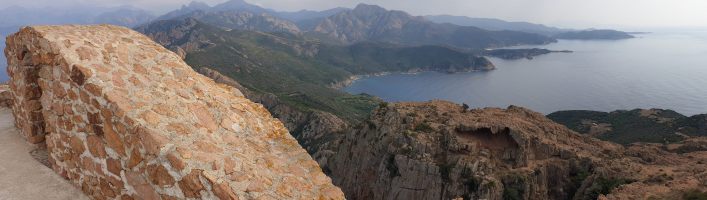 Der Abstieg führt rechts unten zu einem Steinhaus und von dort nach links. [imgDir=ESE]