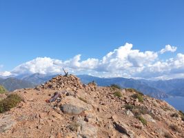 Ganz hinten unter den Wolken der markante Half-Dome der Paglia Orba (2525). [imgDir=E]