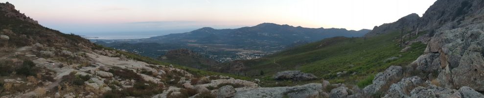 Morgendliche Ankunft auf dem ersten Übergang, der Bocca di U Ravalente: Blick zurück auf Calenzana und Calvi [imgDir=NNW]