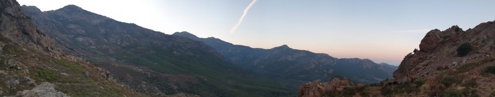 Bocca di U Ravalente: Blick voraus zum nächsten Übergang, der Boccu à U Saltu (Sattel links oben). Im HintergrundCapo al Ceppo (1951) und Capo Formiculaghiu (1717). [imgDir=S]