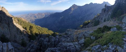 Blick Richtung NE. Rechts Monte Grosso (1937) und Capo al Dente (2029). [imgDir=NE]