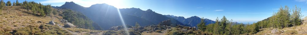 Blick voraus; hinter der Anhöhe fällt der Weg leicht ab. Das Refuge de l’Ortu di U Piobbu befindet sich auf gleicher Höhe voraus, direkt unter dem Monte Corona (2144). Rechts Capu Ladroncellu (2145). [imgDir=ESE fov=210]