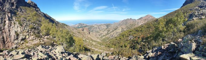 Blick zurück von der Bocca di Pisciaghia. Hinten Bocca à U Bassiguellu, rechts der rötliche Ameisenhügel Monte Corona (2144) und ganz hinten wieder Calvi. [imgDir=N]