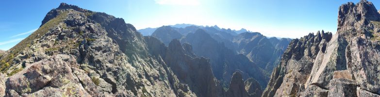 Blick von der Bocca di Pisciaghia auf Monte Cinto (2706) am Horizont in der Bildmitte, rechts die "Grande Barrière" zwischen Punta Minuta (2556) und der markanten Paglia Orba (2525). [imgDir=S]