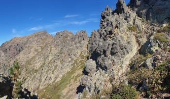 Blick zurück zum Capu Ladroncellu (2145). Gut erkennbar, weshalb der Weg östlich der Gratscheide verläuft. [imgDir=N]