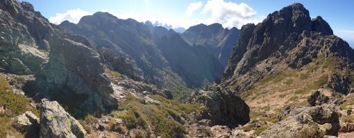 Blick von der Bocca di L'Innominata zur Punto di Spasimata, an deren Fuss das Refuge de Carrozzu liegt. [imgDir=SSW]