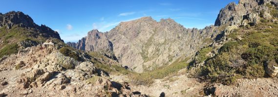 Blick von der Bocca di L'Innominata zurück zum Capu Ladroncellu (2145). [imgDir=NNW]