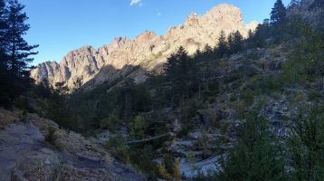 Blick zurück in Richtung Refuge du Carozzu  von der Brücke über den linken Arm des Ruisseau de Spasimata [imgDir=NE]