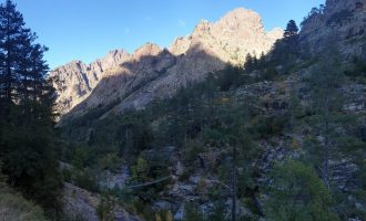 Blick zurück in Richtung Refuge du Carozzu  von der Brücke über den linken Arm des Ruisseau de Spasimata; im Hintergrund Punta Innominata [imgDir=NE]