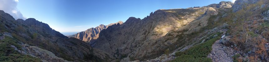 Nach dem ersten felsigen Abschnitt quert der Weg nach Osten und folgt danach einem Feslband; dort ist das Terrain wieder sehr felsig [imgDir=NE]