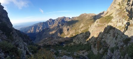 Blick zurück von der Bocca di A Muvrella; ganz hinten Calvi, in der Bildmitte Capu Ladroncellu [imgDir=N]