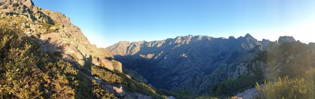 Der letzte Abstieg von der Bocca di Stagnu nach Ascu Stagnu steht noch bevor; im Hintergrund das leicht bezuckerte Cintomassiv [imgDir=SSE alt=2003]