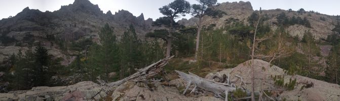 Eindrücklich der Cirque de Trimbolacciu (Tighiettukessel). Der Weg führt über eine Brücke und zieht hinter dem (leider abgeschnittenen) Capu Barbo (2280) hoch.  [imgDir=S alt=1445]