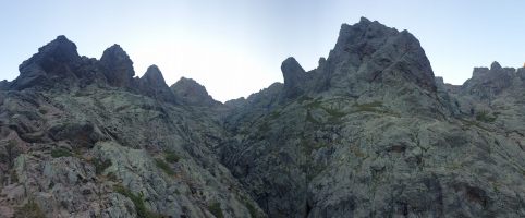 Der Aufstieg führt links des tief eingeschnittenen Asco über steiles, felsiges Terrain unter den Capu Barbo (2280) links hinten. Im Hintergrund wird die Kette des Monte Cinto sichtbar. [alt=1730 imgDir=SE]