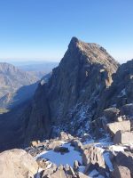 Monte Cinto (2706), die höchste Spitze Korsikas. Der Weg umgeht die nächste Erhebung recht weit unten in der Südflanke und steigt dann in der felsigen, steilen Südwestflanke zur Schulter des Monte Cinto. [imgDir=NE]